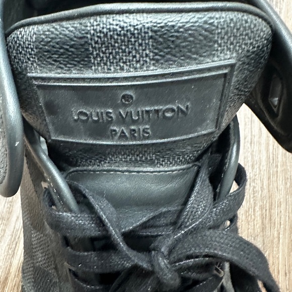 Louis Vuitton Men’s sneaker just the right shoe - Picture 5 of 7
